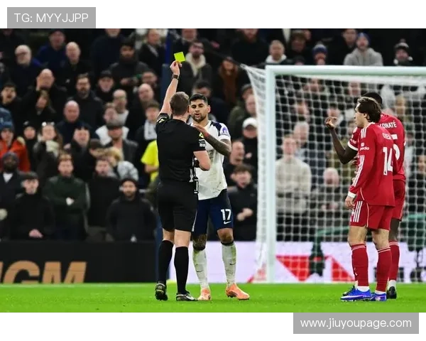 伊萨克进球后伤退，利物浦锋线轮换面临考验。