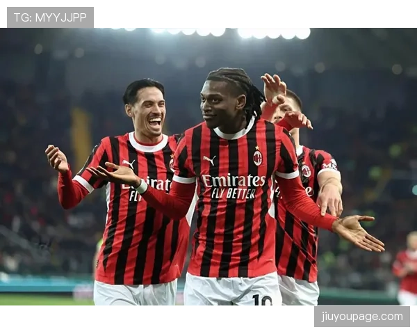 即时：米兰德比下半场，特奥与邓弗里斯在边路发生激烈冲突