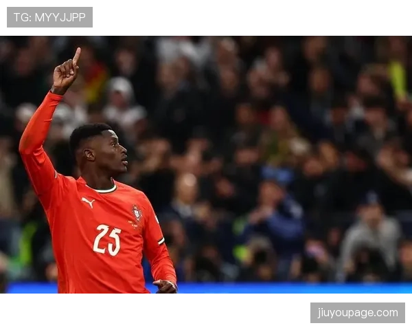 亚马尔遭马竞主场球迷种族歧视辱骂，现场视频曝光